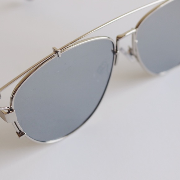 Mirrored sunglasses. - Picture 2 of 5